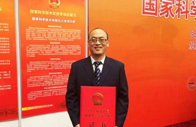 徐工起重机械履带吊事业部总经理陈卫东出席大会并领奖,这也是工程机械行业年度唯一获奖项目