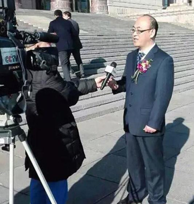 陈卫东总经理现场接受央视采访,讲述徐工坚守工程机械主业,改革创新、珠峰登顶的产业抱负